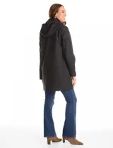 Gabardina impermeable de corte evasé en color azul. Presenta cierre frontal oculto con botones a presión, cuello alto, capucha fija y bolsillos laterales con cierre. Incluye forro interno.