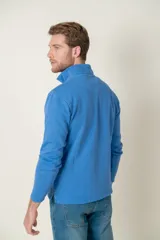 Sweater azul de algodón con cuello alto y medio cierre con cremallera.