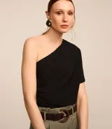 Blusa negra de crepé con un solo hombro, escote drapeado y manga corta.