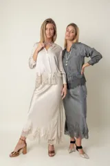 Pollera larga italiana de satén de seda color marfil con detalle de puntilla en el ruedo.