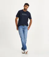 Pantalón de jean corte slim, con diseño clásico de cinco bolsillos, cierre frontal con cremallera y botón, y costuras reforzadas.