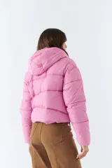 Campera puffer rosa de nylon con capucha y bolsillos con cierre.