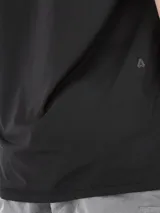 Remera deportiva de manga corta color negro, con cuello redondo y logo de la marca BOSS estampado en el frente con textura de líneas horizontales.