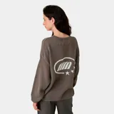Sweater de tejido de punto con textura, color marrón, de corte oversize y manga larga. Presenta el logo de la marca estampado en el frente en color blanco.