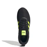 Championes Adidas Lite Racer 4.0 de diseño liviano, confeccionados en malla transpirable. Presentan mediasuela con tecnología Cloudfoam para mayor amortiguación y suela de goma resistente. El diseño es negro con las tres tiras laterales y detalle en la lengüeta en color amarillo neón.