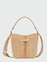 Cartera tipo bucket de tamaño pequeño, confeccionada en rafia natural con detalles en cuero color tostado. Presenta un cierre de cordón ajustable con el icónico detalle de bambú metálico de la línea Le Roseau y una correa larga ajustable para llevar al hombro o cruzada.
