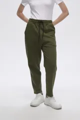 Pantalón tipo babucha de corte recto, confeccionado en tejido con felpa, con cintura elástica y cordón de ajuste frontal.