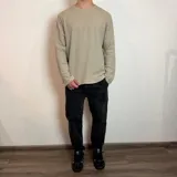 Jean de corte mom con efecto lavado, tiro medio y largo al tobillo.