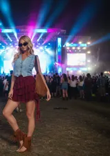 Mini falda de encaje color bordó, con diseño de volados escalonados y detalle de flecos laterales asimétricos.