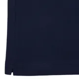 Polo de piqué de algodón azul marino, corte clásico, cuello polo acanalado con dos botones, mangas cortas, logo bordado en el pecho y confección en petit piqué de algodón.