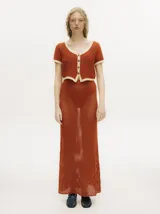 Falda larga de punto calado con diseño de red, tiro alto y pretina elástica.