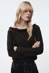Jersey de punto color marrón oscuro con diseño de ochos y rombos, escote tipo barco con borde decorativo en ondas y manga larga.