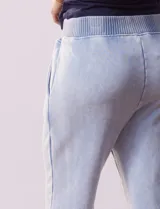 Pantalón de jogging celeste con pretina ancha elastizada acanalada, bolsillos delanteros y puños elastizados en los tobillos.