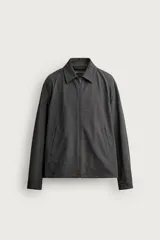 Sobrecamisa regular fit color gris, con cuello solapa, manga larga con puño abotonado, bolsillos de vivo en la cadera y cierre frontal con cremallera de doble dirección.