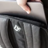 Mochila Volcom de diseño ergonómico y estructura acolchada, confeccionada en poliéster resistente. Cuenta con múltiples compartimentos, incluyendo uno independiente para portátil, organizador interno, bolsillos laterales elásticos y correas inferiores ajustables para sujeción externa.