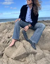 Championes acordonados de gamuza azul con suela plana color caramelo.