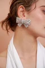 Caravana grande con forma de moña, adornada con strass y cristales transparentes.
