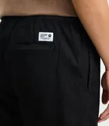 Bermuda masculina de sarga texturizada en color negro, con cintura elástica y ajuste mediante cordón. Presenta un corte regular, bolsillos laterales y un bolsillo trasero aplicado.