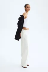 Pantalón de corte holgado en denim liviano de mezcla de lyocell y algodón. Modelo de tiro alto con elástico revestido y cordón para ajustar en la cintura, bolsillos laterales discretos y piernas rectas.