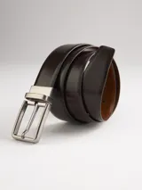 Cinturón de cuero marrón con hebilla metálica plateada.