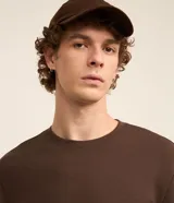 Remera de manga larga con cuello redondo y textura, de corte regular. Confeccionada en una mezcla de algodón, poliéster y viscosa.