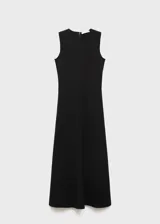 Vestido midi de corte evasé, color negro, con cuello redondo y diseño sin mangas. Presenta una costura vertical central en el frente y cierre de cremallera en la parte posterior.