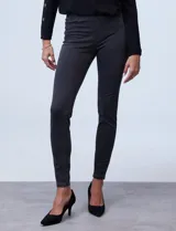 Jegging azul con pretina elastizada, bolsillos delanteros simulados y bolsillos traseros aplicados.