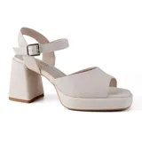 Sandalias de vestir Korium, color blanco, con plataforma y taco cuadrado alto. Presenta una tira ancha sobre los dedos y otra alrededor del tobillo con hebilla ajustable.