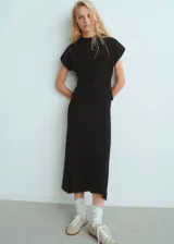 Falda midi de tejido de punto fino, con diseño evasé y cintura elástica de tiro medio.