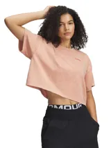 Remera Under Armour de corte cropped y diseño holgado, confeccionada en tejido de mezcla de algodón con efecto lavado. Presenta cuello redondo acanalado y mangas cortas con caída relajada.