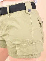Short cargo verde militar con bolsillos delanteros aplicados, bolsillos laterales con solapa y trabillas para cinturón.