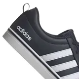 Championes urbanos Adidas modelo VS Pace 2.0, color azul marino con suela blanca y detalles de costuras. Confeccionados en cuero sintético, presentan el logo de la marca en la lengüeta y cierre mediante cordones.