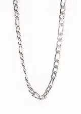 Cadena plateada de acero quirúrgico con eslabones tipo fígaro.