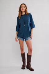 Remera de algodón muy suave, de calce oversize y silueta recta, con escote redondo y mangas cortas de hombro caído.