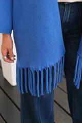 Saco abierto de punto color azul vibrante, con mangas tres cuartos y detalle de flecos largos en el ruedo.