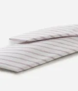 Corbata femenina de algodón con estampado de rayas diagonales finas en tonos claros. Diseño con cierre ajustable en el cuello.