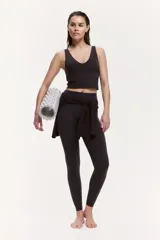 Cropped top deportivo color marrón, con escote en V, tirantes anchos y diseño ajustado, confeccionado en tejido funcional con tecnología SoftMove y DryMove.