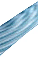 Set compuesto por una corbata y un pañuelo de bolsillo a juego, ambos en color bordó con un estampado geométrico sutil en tono oscuro.