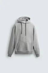 Sudadera tipo hoodie de corte relajado, confeccionada en tejido de algodón con interior cepillado. Presenta capucha con cordones ajustables, bolsillo frontal tipo canguro y terminaciones en rib en puños y ruedo.