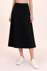 Falda larga de corte evasé en color negro, con cintura elástica acanalada y diseño sencillo de estilo casual.