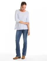 Buzo de tejido soft color celeste con textura acanalada, cuello redondo, mangas tres cuartos con detalle de botones y tajos laterales en el ruedo.