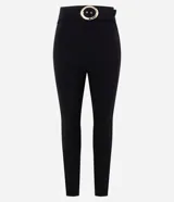 Pantalón legging negro confeccionado en bengalina, de corte ajustado al cuerpo hasta el tobillo, cintura estructurada e incluye un cinturón con hebilla metálica dorada.