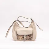 Bandolera de cuero sintético color camel, con bolsillo frontal con solapa en diseño animal print de serpiente y hebilla metálica. Cuenta con cierre superior y correa ajustable.