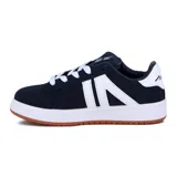 Championes de estilo urbano y skate Austral modelo Gravity para mujer, color azul marino con diseño acolchado, cordones blancos y suela de goma marrón con entresuela blanca.
