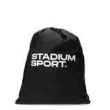 Bolso tipo mochila de tela con cierre de cordón ajustable, color negro con el logo de la marca estampado en blanco en el frente.