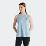 Musculosa deportiva New Balance Sport Essentials, color celeste claro, con cuello redondo y logo NB plateado en el pecho. Presenta un corte holgado y aberturas laterales.