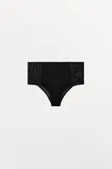 Braguita de tiro alto confeccionada en mezcla de poliamida, con diseño combinado que alterna paneles de tejido pointelle acanalado y paneles laterales de acabado satinado.