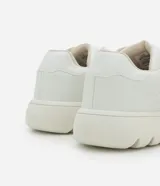 Championes Viko de diseño minimalista, confeccionados en poliuretano con acabado liso. Presentan una suela bold volumosa con diseño dentado y cierre mediante cordones al tono.