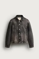 Campera de denim de algodón color gris oscuro con efecto lavado, corte regular fit, cuello solapa y bolsillos frontales con solapa.
