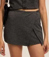 Short pollera corto con textura espina de pez y abertura delantera.